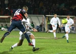 Lo stacco vincente di Tutino (photo IlCosenza.it)