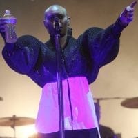 Skin beve durante il concerto di Capodanno