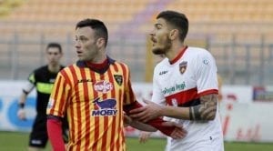 Dermaku su Di Piazza nella gara di ieri tra Lecce e Cosenza