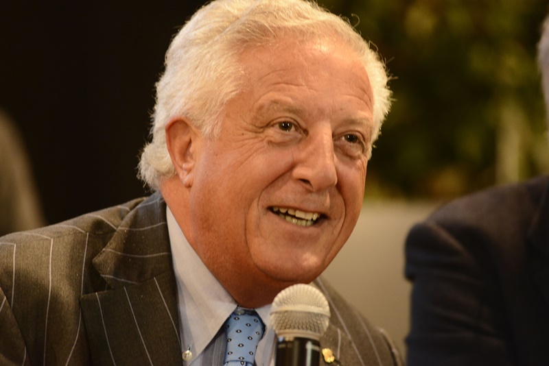 naccarato con microfono