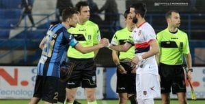 Stretta di mano tra i capitani Risolo e Corsi (ph.Mastrodonato)