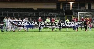 L'ingresso in campo delle squadre (ph. IlCosenza.it)