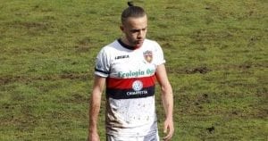 Domenico Mungo abbandona il campo dopo l'espulsione (ph.Sansonetti)