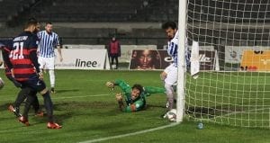 Vono, con l'aiuto del palo, respinge il colpo di testa di Pascali (ph. IlCosenza.it)
