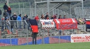 I tifosi rossoblu presenti ieri a Fondi (ph. Terenzio)