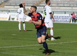 L'esultanza di Tutino dopo il gol del primo vantaggio rossoblu (ph.IlCosenza.it)