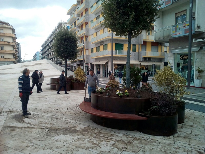 le fioriere architettoniche a Piazza Bilotti