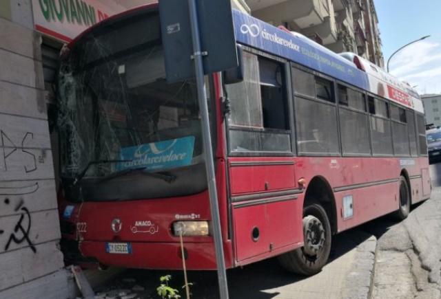 Autobus Amaco contro negozio