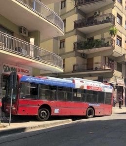 Bus Amaco contro negozio