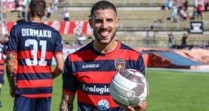 Gennaro Tutino con il pallone della tripletta (ph. IlCosenza.it)