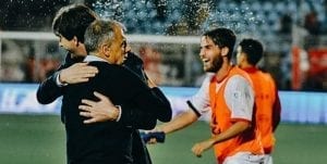 L'abbraccio tra mister Braglia e il ds Trinchera (ph.Rosito)