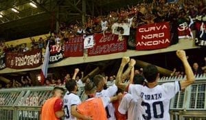 Festa a fine partita sotto il settore occupato dai 750 tifosi rossoblu (ph.Rosito)