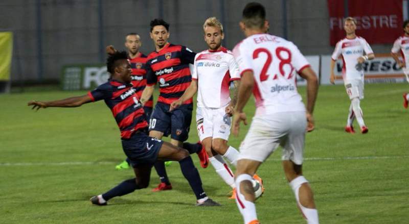 Un momento della gara d'andata (ph.IlCosenza.it)