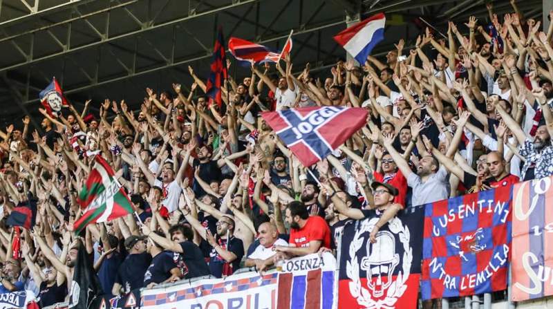 Torcida rossoblu a S.Benedetto del Tronto (ph.IlCosenza.it)