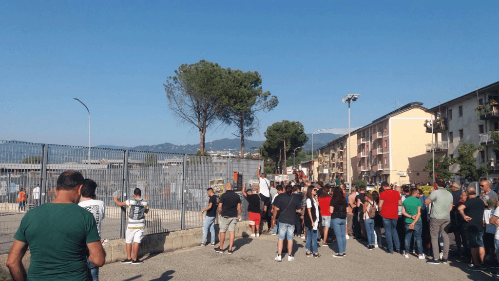 Tifosi Cosenza Calcio in attesa che si decidano le sorti della partita Cosenza Hellas Verona