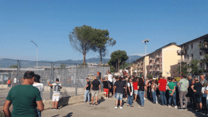 Tifosi Cosenza Calcio in attesa che si decidano le sorti della partita Cosenza Hellas Verona