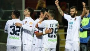 Gioia rossoblù con bacio di Tutino a Idda (photo IlCosenza.it)