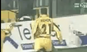 Nassim Mendil corre sotto il settore riservato ai tifosi del Cosenza