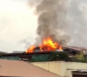 Mansarda avvolta dal fuoco, in pieno centro a Cosenza