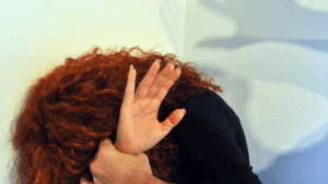 Tenta di soffocare la moglie con un cappio elettrico: fermato e portato in carcere