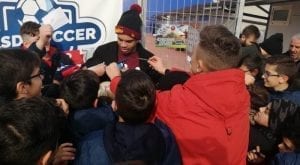 Baclet preso d'assalto da giovanissimi tifosi rossoblù