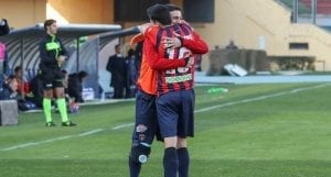 Corsi e Sciaudone si abbracciano dopo la rete del vantaggio rossoblù (photo IlCosenza.it)