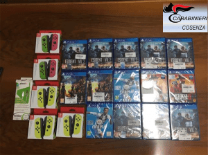 Furto Unieuro di Scalea, arrestati un uomo e due donne - La refurtiva