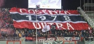 Tifosi rossoblù a Crotone (photo IlCosenza.it)