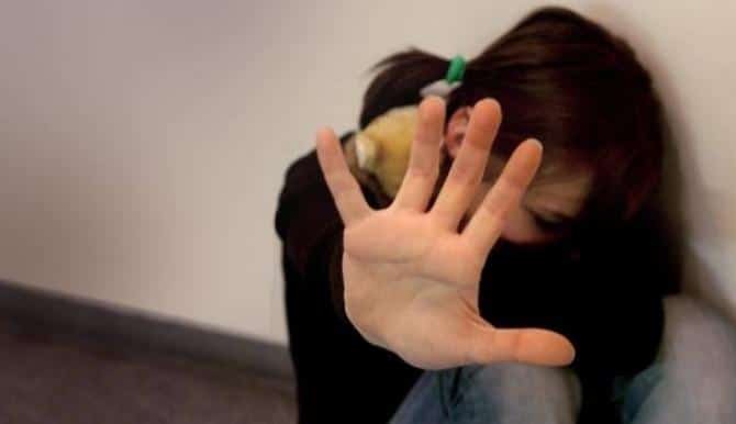 Abusi su minore rende