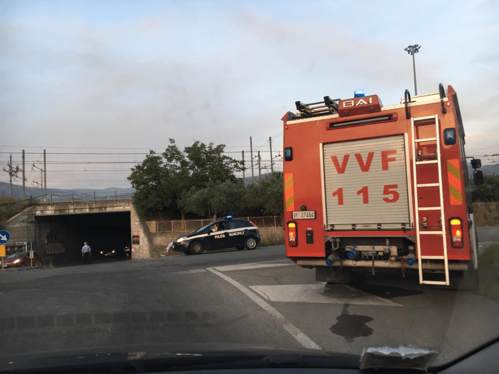 Cadono calcinacci dal sottopasso della ferrovia, strada bloccata