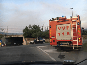 Cadono calcinacci dal sottopasso della ferrovia, strada bloccata