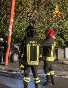 Belvedere Marittimo un auto finisce contro una tubazione di metano - Scoppia un incendio in una casa di Celico, intervento dei VdF