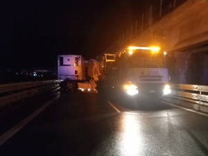 Camion sbanda in autostrada fra Rogliano e Cosenza, traffico bloccato