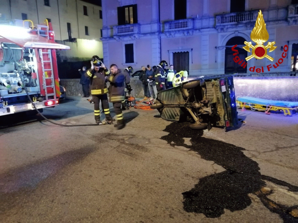 Scontro fra due auto in via Alarico, coinvolti due automezzi