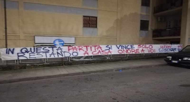 Striscione attaccato fuori l’Ospedale dell' Annunziata di Cosenza. Infermieri, medici e oss noi lottiamo con il cuore insieme a voi!