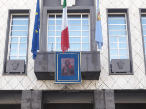 Palazzo dei Bruzi, esposto il drappo con l'effigie della Madonna del Pilerio