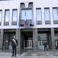 il Sindaco Occhiuto in raccoglimento davanti Palazzo dei Bruzi