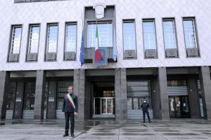 il Sindaco Occhiuto in raccoglimento davanti Palazzo dei Bruzi