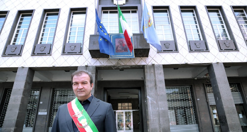 il Sindaco Occhiuto in raccoglimento davanti Palazzo dei Bruzi 4