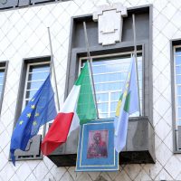 le bandiere e a mezz'asta dal balcone di Palazzo dei Bruzi