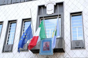 le bandiere e a mezz'asta dal balcone di Palazzo dei Bruzi