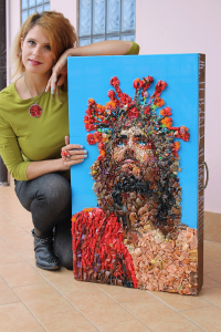 L'artista Lady be con l'opera Corona Jesus