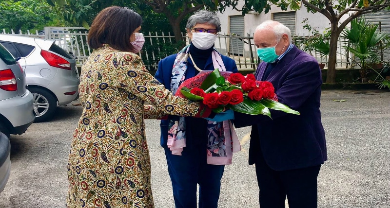 Nozze di diamante per coppia cosentina: l’omaggio floreale del Sindaco