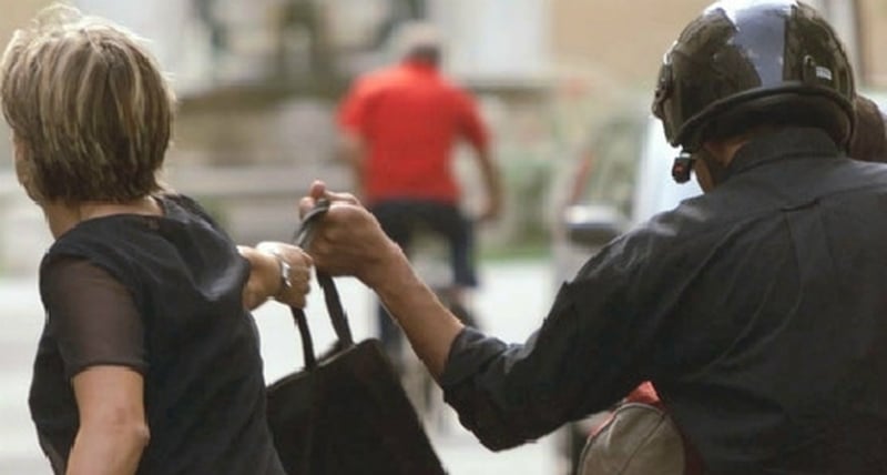 Cosenza arrestato per tentato scippo in pieno centro