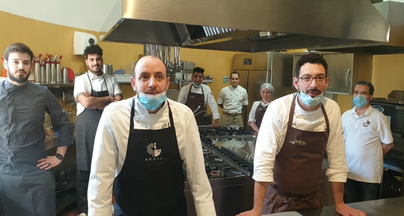 Gli chef Michele Rizzo e Antonio Biafora cucinano pasti gratuiti per l'iniziativa "La solidarietà è servita"
