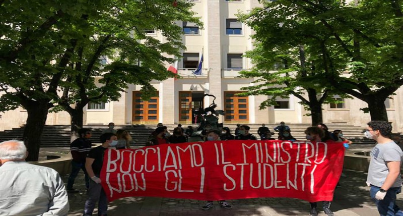Studenti in piazza a Cosenza, bocciamo il ministro azzolina