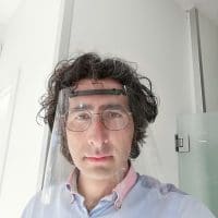 Il consigliere Andrea Falbo con indosso un prototipo di visiera in Plexiglass