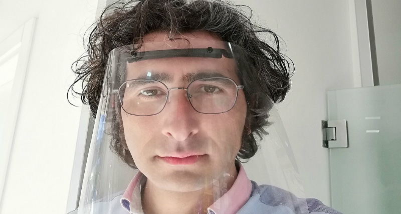il consigliere Andrea Falbo con il prototipo di visiera messo a punto dal Fab City