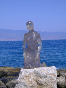 La scultura della Fata Morgana, sul Lungomare Falcomatà di Reggio Calabria.