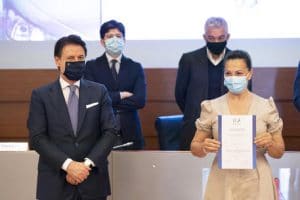 Il premier Giuseppe Conte nella sede della Protezione Civile partecipa alla cerimonia voluta per ringraziare i medici e gli infermieri con la consegna di un attestato di riconoscimento per l'impegno offerto nelle task force sanitarie in tutta Italia nella gestione dell'emergenza Coronavirus, 22 giugno 2020.